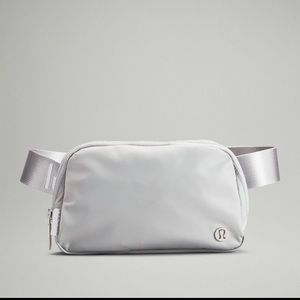 NWT 🆕 - LULULEMON Everywhere Belt Bag - Silver Drop / White